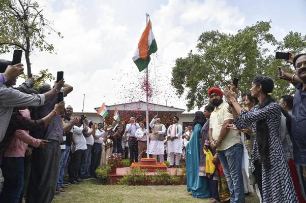 Piyush Goyal hoists National Flag on the occasion of Har Ghar Tiranga Mahotsav
