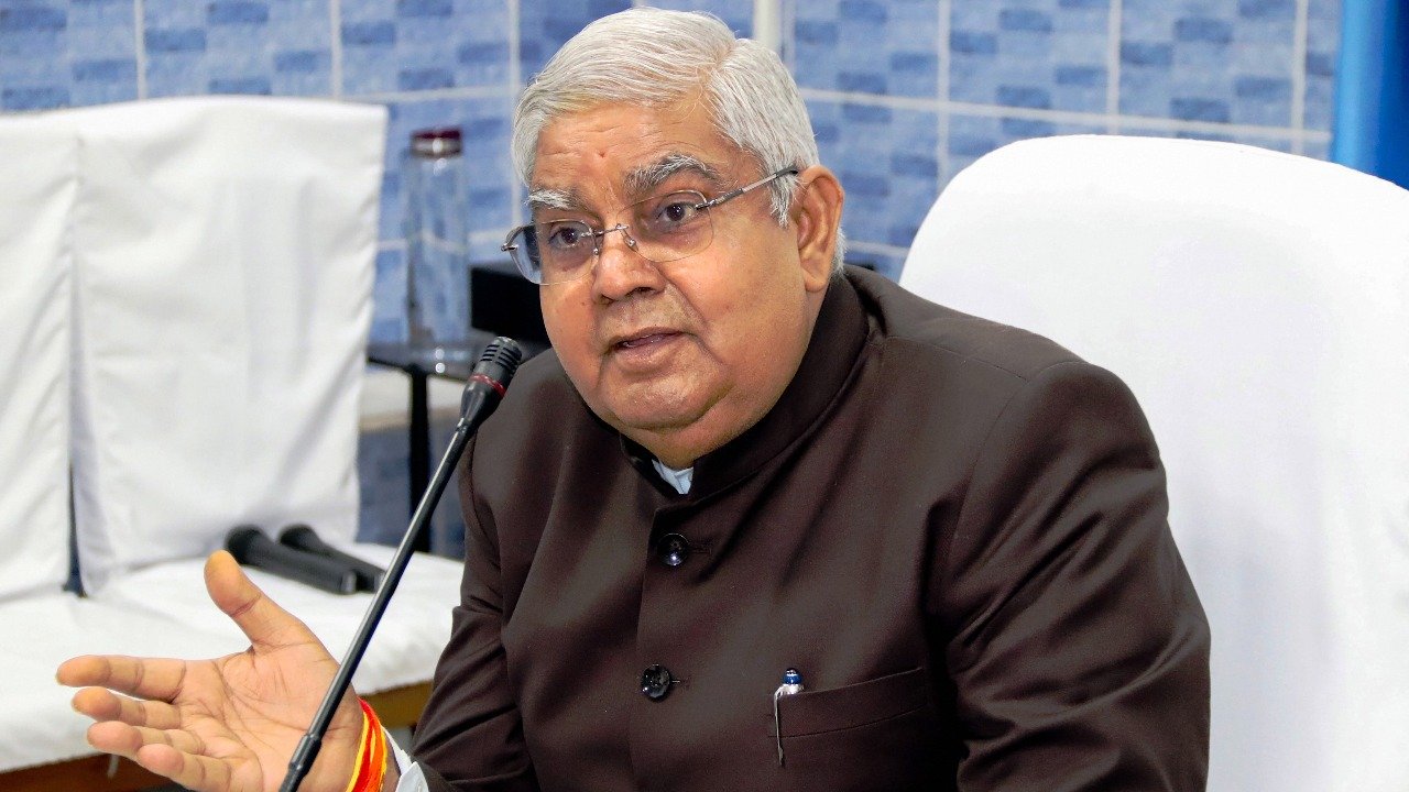 Vice President greets the people on the eve of Christmas