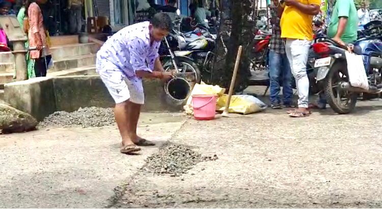 Tea seller repairs a public road on his own money in Mayurbhanj 