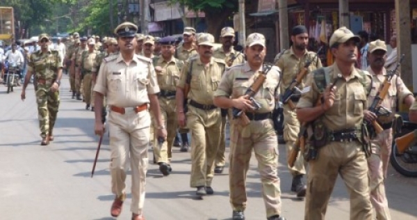 ଶାନ୍ତିଶୃଙ୍ଖଳାର ସହିତ ମତଦାନ ପାଇଁ ସହରରେ ପୋଲିସର ଫ୍ଲାଗ ମାର୍ଚ୍ଚ