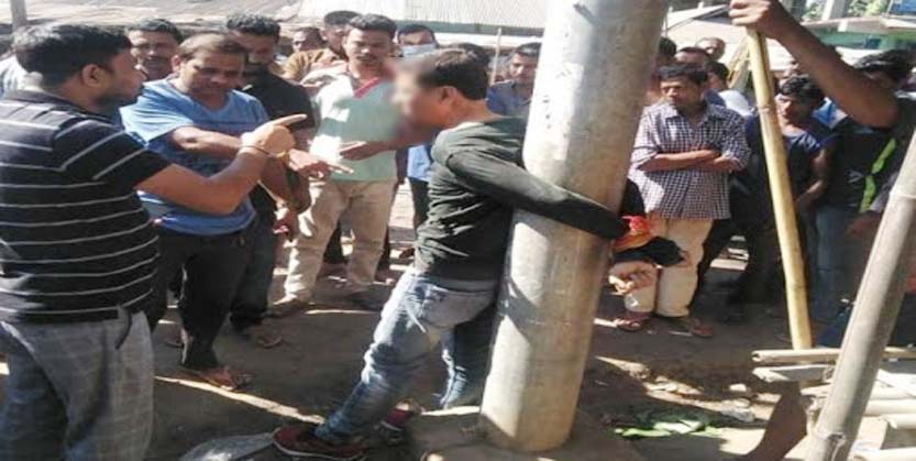 ସାମ୍ବାଦିକଙ୍କୁ ଖୁଣ୍ଟରେ ବାନ୍ଧି ମାଡ଼