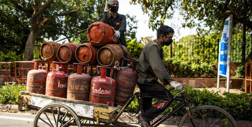 ଜାଣନ୍ତୁ କେତେ ଟଙ୍କାରେ ମିଳୁଛି ଏଲପିଜି, ଗୋଟିଏ ମାସରେ ଦୁଇ ଥର ବଢିଲାଣି ଏଲପିଜି ଦର