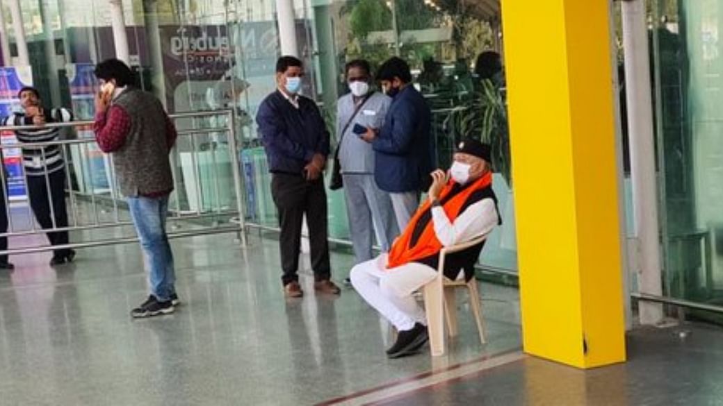 ବିମାନବନ୍ଦର ବାହାରେ ଧାରଣାରେ ବସିଲେ ପ୍ରଧାନମନ୍ତ୍ରୀଙ୍କ ଭାଇ