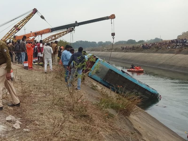 ଯାତ୍ରୀବାହୀ ବସ କେନାଲକୁ ଓଲଟି ୩୮ ମୃତ