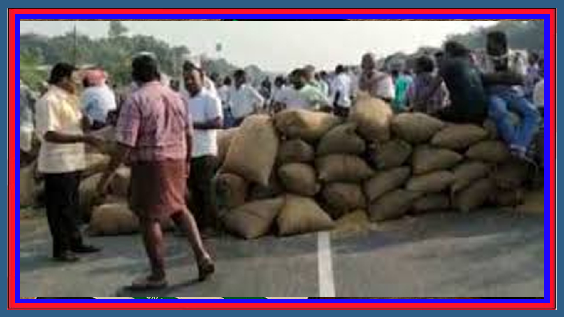 ମଣ୍ଡିରେ  ଧାନ କିଣାରେ ବ୍ୟାପକ ଅନିୟମିତତାରୁ ଧାନବସ୍ତା ରଖି ରାସ୍ତା ଅବରୋଧ କଲେ ଚାଷୀ