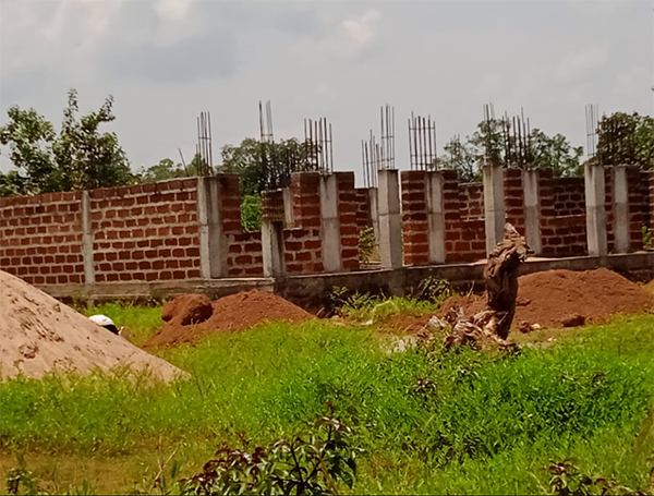 ସରକାରୀ ନିୟମକୁ ଫୁ’ : ଗୋଚର ଜମିରେ ହେଉଛି ନିର୍ମାଣ