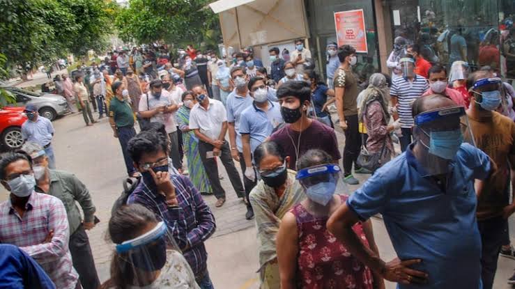 ଟିକା ପାଇଁ ଠେଲାପେଲା