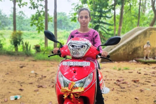 ରାଧେର ଖଟତଳୁ ମିଳିଲା ମମିତାଙ୍କ ମୋବାଇଲ୍!