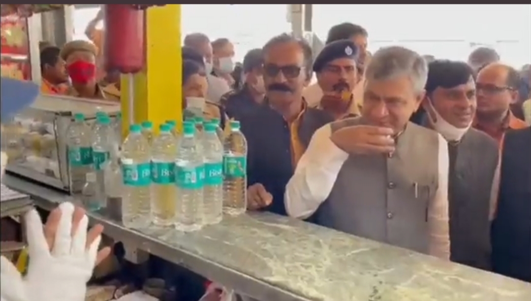 ଷ୍ଟେସନ ବୁଲିଲେ, ଚା ପିଇଲେ 