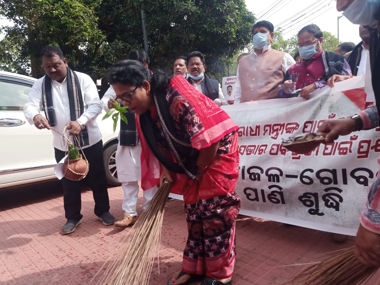 ବିଜେପି ବିଧାୟକ ଛିଞ୍ଚିଲେ ଗୋବର ପାଣି, ଗଙ୍ଗା ଜଳ 