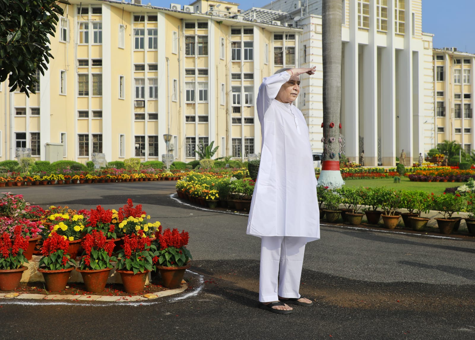 ଲୋକସେବା ଭବନ ଉଦ୍ୟାନରେ ନବୀନ 