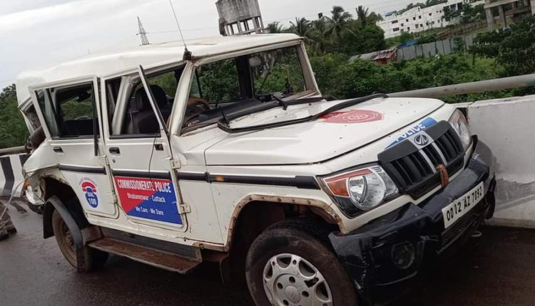 ପୋଲିସ୍ ଗାଡିକୁ ଢେଲା ପଥର ମାରି  ସରପଂଚ ଅଟକ