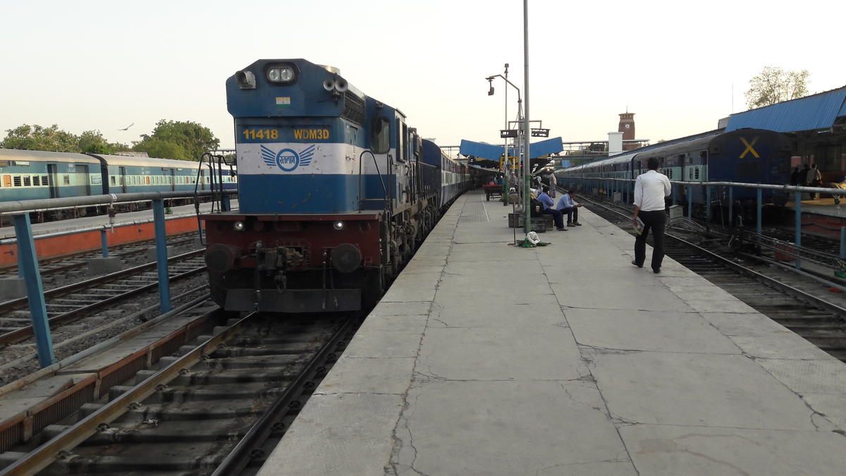 ଟ୍ରେନ ଆଗକୁ ଡେଇଁଲେ ଅବସରପ୍ରାପ୍ତ ପ୍ରଧାନଶିକ୍ଷକ