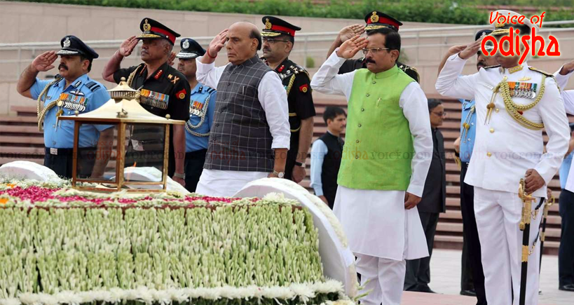 ବିଜୟ ଦିବସରେ ଶହୀଦଙ୍କୁ ପ୍ରତିରକ୍ଷା ମନ୍ତ୍ରୀଙ୍କ ଶ୍ରଦ୍ଧାଞ୍ଜଳି