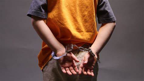 ଜାତୀୟ ପତାକାରେ ଟେବୁଲ ପୋଛି ପିଇଓ ଗିରଫ