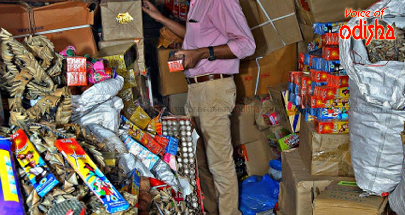 ବାଣ ଗୋଦାମରେ ଚଢାଉ: ୩ ଗିରଫ