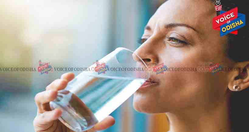 ଖାଇବା ପରେ ସଙ୍ଗେ ସଙ୍ଗେ ପାଣି ପିଉଛନ୍ତ କି ? ପଡିବେ ଅସୁବିଧାରେ…