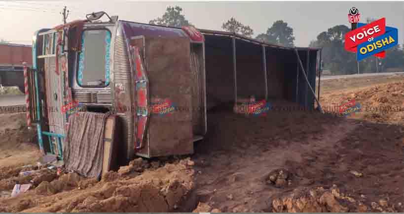 ଭାରସାମ୍ୟ ହରାଇ ଓଲଟିଲା ଟ୍ରକ୍