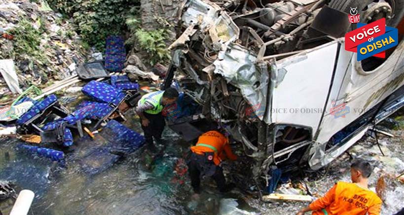 ନଦୀକୁ ଖସିଲା ବସ୍: ୨୭ ମୃତ