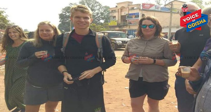 ମାଓ ଇଲାକାରେ ବିଦେଶୀ ପର୍ଯ୍ୟଟକ,ଫଟୋ ଭାଇରଲ : ପୁଲିସ ପାଖରେ ଖବର ନାହିଁ