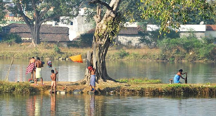 ଗାଁରେ ଫସି ଯାଇଛନ୍ତି ଏହି ଅଭିନେତ୍ରୀ, ଗାଧୋଇବାକୁ ନାହିଁ ବାଥରୁମ୍ 