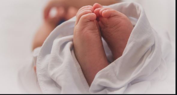 ଟ୍ରେନରେ ଶ୍ୱାସରୁଦ୍ଧ ହୋଇ ଆରପାରିକୁ ଚାଲିଗଲା ନବଜାତ ଶିଶୁ । 