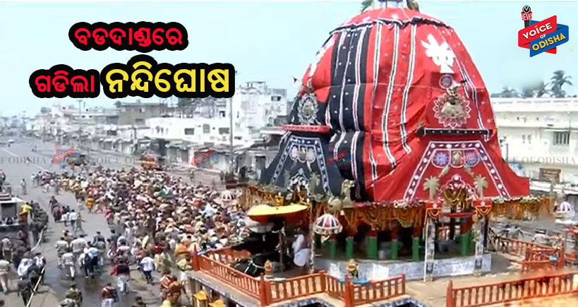 ଆଗେ ଆଗେ ବଡ ଭାଇ, ମଝିରେ ହଳଦୀ ମୁହିଁ, ଶେଷରେ ଆସୁଛନ୍ତି କାଳିଆ ଗୋସାଇଁ ।  