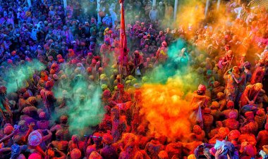 ଏଠାରେ ହୋଲିରେ ଯୁବତୀଙ୍କୁ  ଉଠାଇ ନିଅନ୍ତି  ଯୁବକ