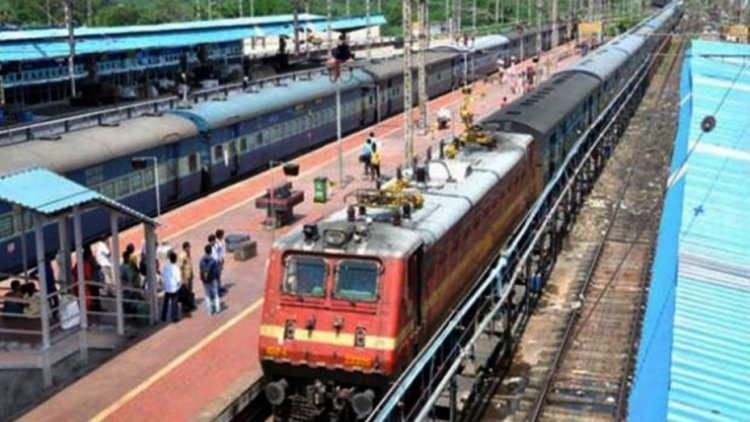 ମାଲ୍ ବୋଝେଇ ଟ୍ରେନ୍ ଲାଇନଚ୍ୟୁତ