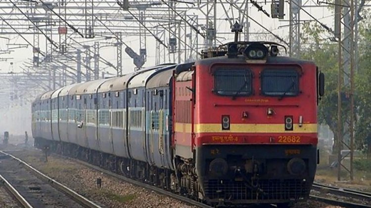 Woman, daughter killed, son critical after jumping infront of train