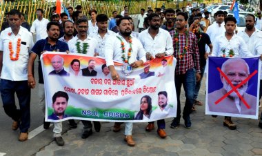 ଆକାଶ ଛୁଆଁ ବଜାର ଦର ପ୍ରତିବାଦରେ ଖାଉଟି କଲ୍ୟାଣ ମନ୍ତ୍ରୀଙ୍କ ସରକାରୀ ବାସଭବନ ଘେରାଉ କଲା ଛାତ୍ର କଂଗ୍ରେସ । 
