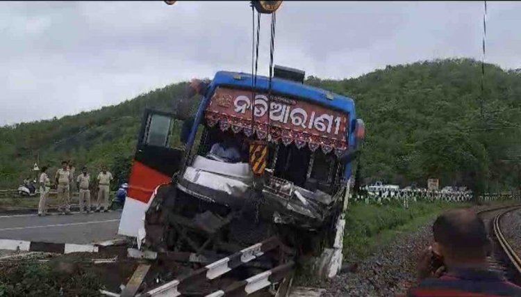 ରେଲଓ୍ବେ ଟ୍ରାକ ଉପରକୁ ଚଢିଗଲା ବସ୍