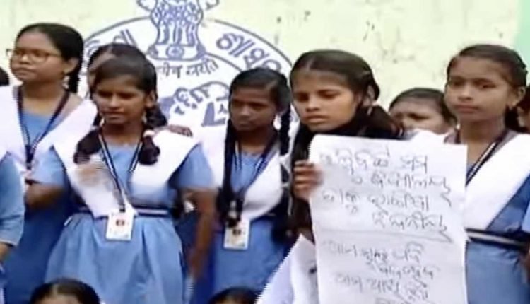 Unit-IX Govt Girls' High School students  stage dharna against school merger in Bhubaneswar