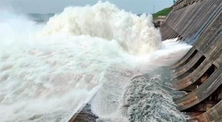 ୧୨ଟି ଗେଟ୍‌ରେ ହୀରାକୁଦରୁ ନିଷ୍କାସିତ ହେଉଛି ବନ୍ୟାଜଳ