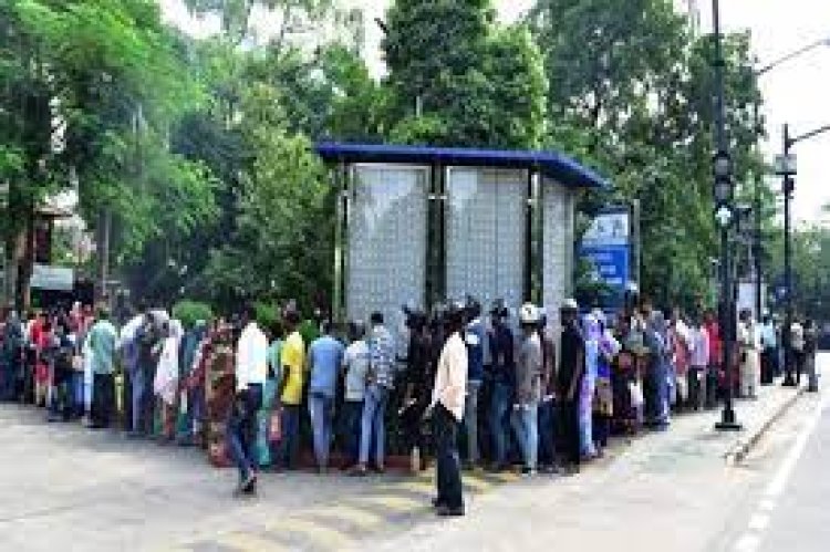 ଆଜି ବି ଆରବିଆଇ ଆଗରେ ଲୋକଙ୍କ ଗହଳି