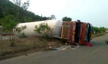 ଓଲଟିଲା କେମିକାଲ ବୋଝେଇ ଟ୍ରକ