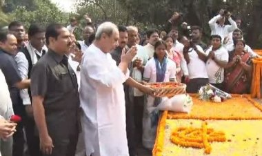 ବିଜୁ ବାବୁଙ୍କ ପ୍ରତିମୂର୍ତ୍ତିରେ ପୁଷ୍ପମାଲ୍ୟ ଅର୍ପଣ