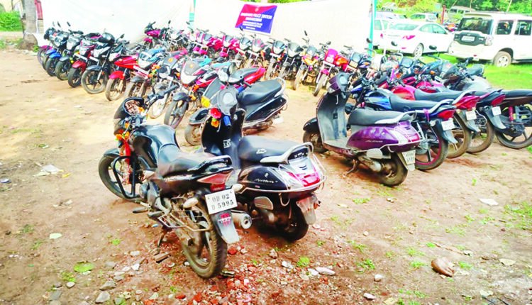 ରାଜଧାନୀରେ ସକ୍ରିୟ ବାଇକ୍‌ ଲୁଟେରା ଗ୍ୟାଙ୍ଗ : ୩ ଗିରଫ, ୨୩ ବାଇକ୍‌ ଜବତ