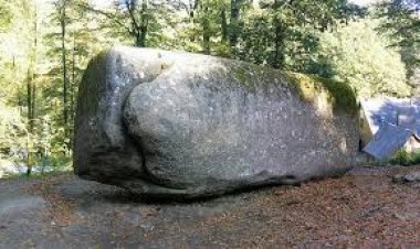 ଛୁଇଁଲେ ଦୋହଲିଯାଏ ବିଶାଳ ପଥର