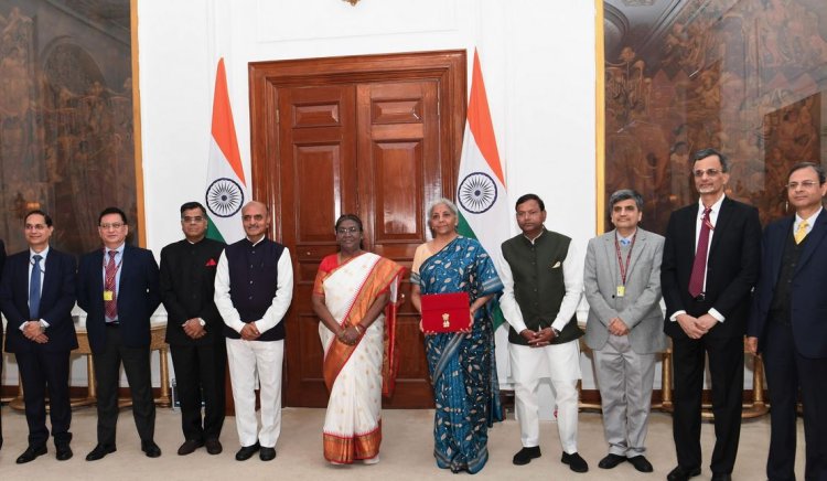 ରାଷ୍ଟ୍ରପତିଙ୍କୁ ଭେଟିଲେ ଅର୍ଥମନ୍ତ୍ରୀ