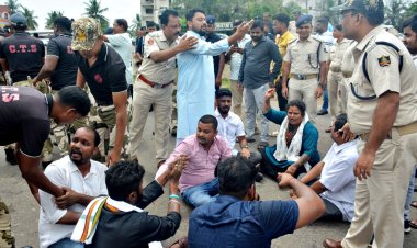 ହଂସପାଳ ଓଭରବ୍ରିଜରେ ନିମ୍ନ ମାନର କାର୍ଯ୍ୟ ଏବଂ କାର୍ଯ୍ୟକ୍ଷମରେ ବିଳମ୍ବ ପ୍ରତିବାଦରେ ଯୁବ କଂଗ୍ରେସ ପକ୍ଷରୁ ଧାରଣା ଏବଂ ପ୍ରତିବାଦ