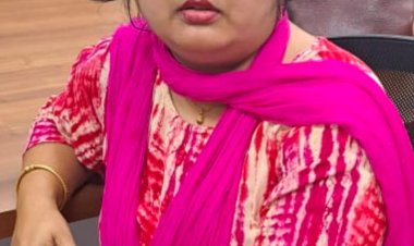 MS. DEBAJANI KAR, JUNIOR CLERK, OFFICE OF SUB- REGISTRAR, KHANDAGIRI, BHUBANESWAR TRAPPED BY ODISHA VIGILANCE WHILE TAKING BRIBE RS.20,000/-