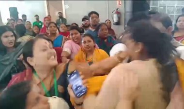 ଚାପୁଡା ନୁହେଁ, ଚେୟାର ଖଣ୍ଡେନ ମିଳିବାରୁ କହୁଣୀ କରି ଦେଲେ ।